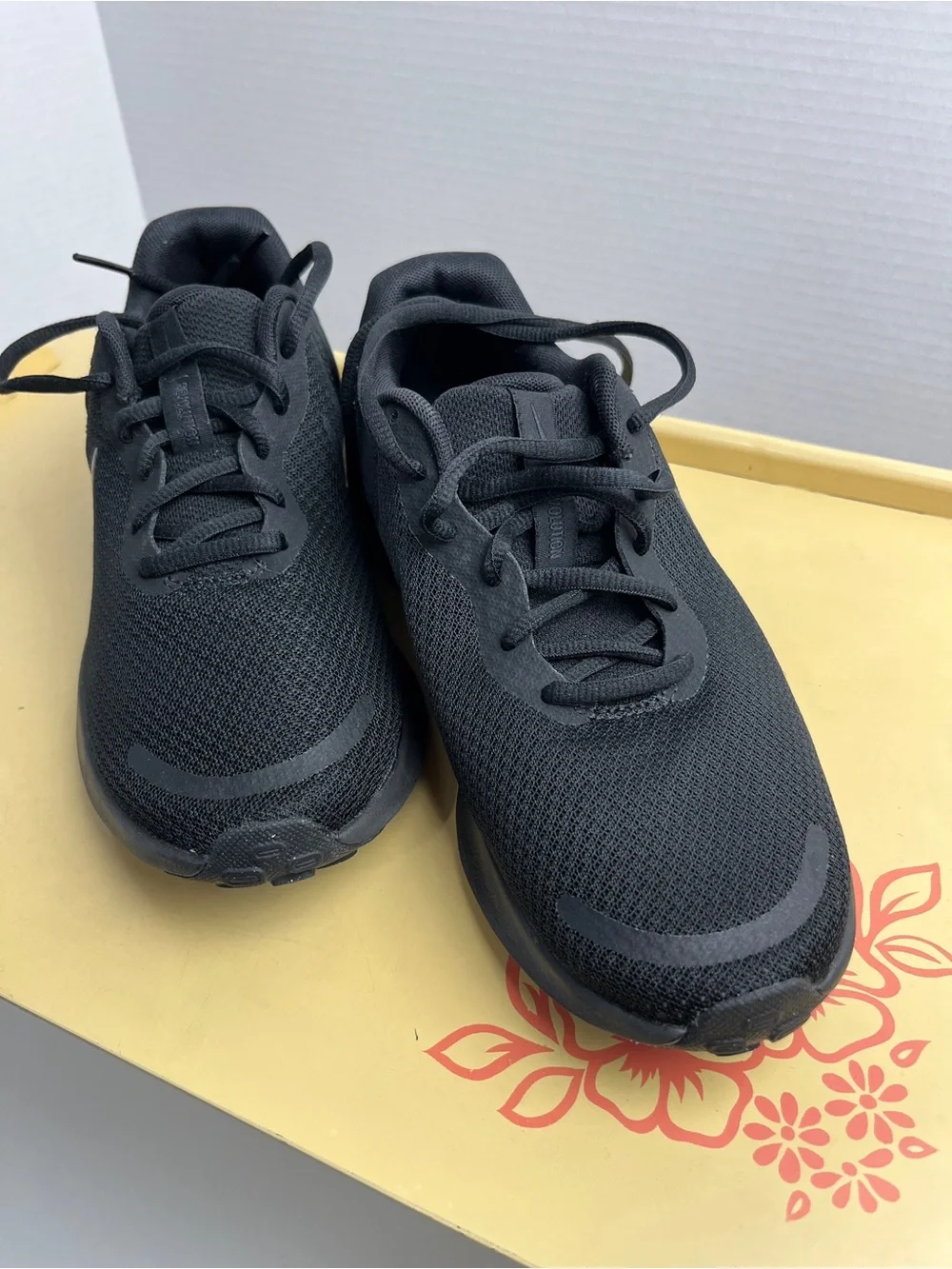 Black Nike Revolution Size 8 Women's Hardly Worn Black off Noir w OG Box - Picture 9 of 12